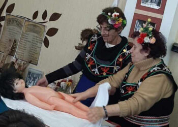 Самодейките от Богатово къпаха и повиваха бебе на Бабинден