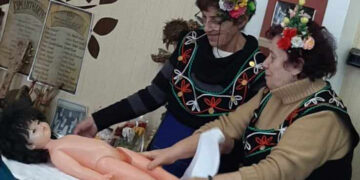 Самодейките от Богатово къпаха и повиваха бебе на Бабинден