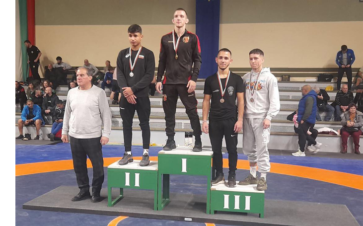 Първи медал в борбата за 2024-а, трима с първи победи при мъжете