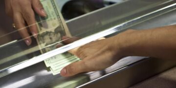 Работещите в чужбина пращат повече пари на роднините си у нас