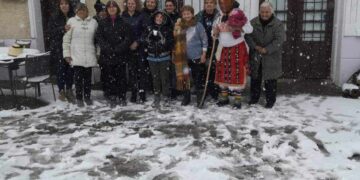 Преоблечен в женска носия мъж празнува Бабинден в Търхово