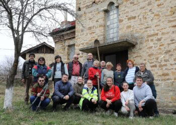 Подготовка за националния празник в с. Ловнидол – доброволци почистиха църковния двор
