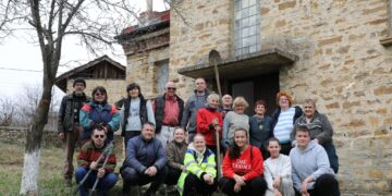 Подготовка за националния празник в с. Ловнидол – доброволци почистиха църковния двор