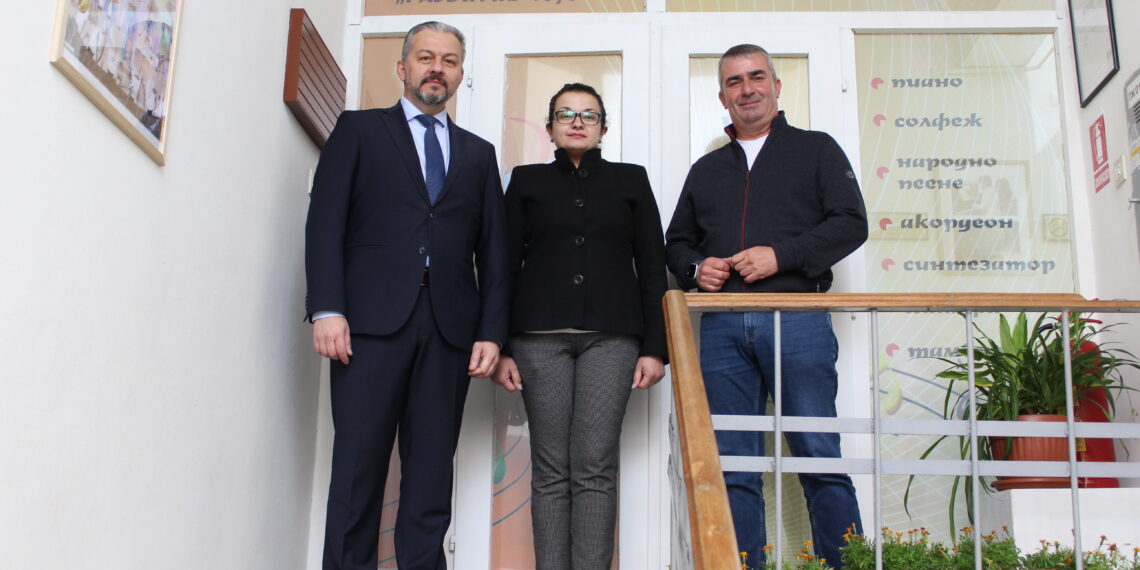 Кметът посети обновената Детска школа по изкуствата при НЧ “Развитие-1870”, обеща подкрепа за развитието на таланта