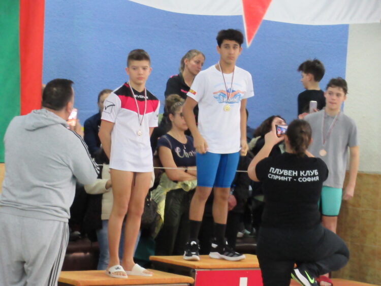 С шест отличия плувците откриха годината