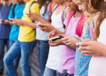 Училището в село Дебнево забрани мобилните телефони дори в междучасията