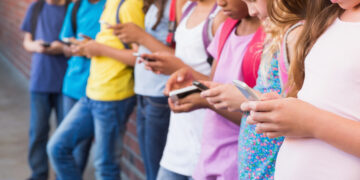 Училището в село Дебнево забрани мобилните телефони дори в междучасията