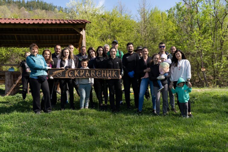 Младите се захванаха да почистят селата в община Севлиево.  Дали ще ги опазят чисти за дълго!?