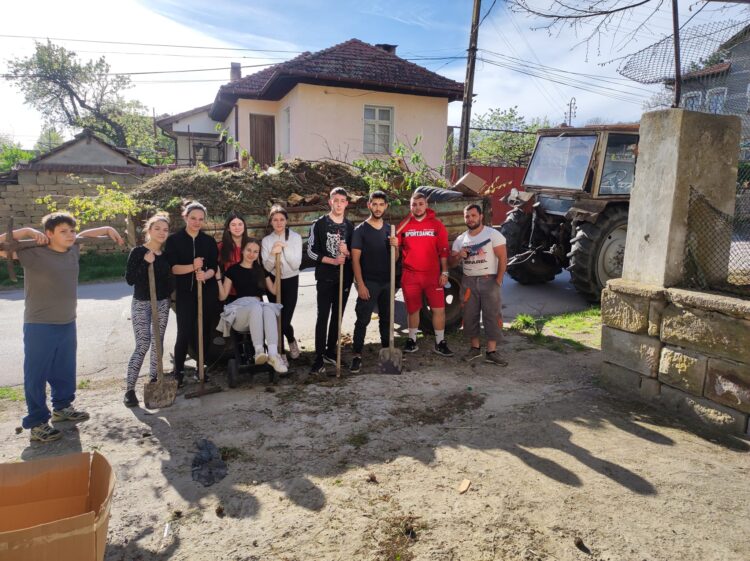 Младите се захванаха да почистят селата в община Севлиево.  Дали ще ги опазят чисти за дълго!?
