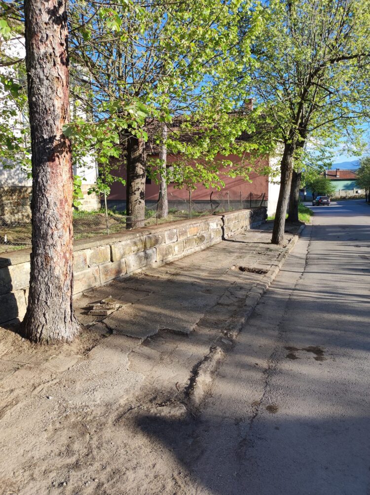 Младите се захванаха да почистят селата в община Севлиево.  Дали ще ги опазят чисти за дълго!?