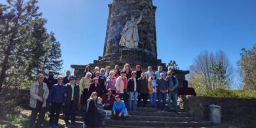 Размисли за демокрацията, паметниците и едно поклонение