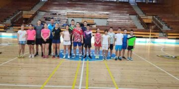 Национален треньор тренира бадминтонистите ни