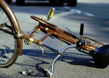 Шофьор на камион блъсна колоездач и избяга