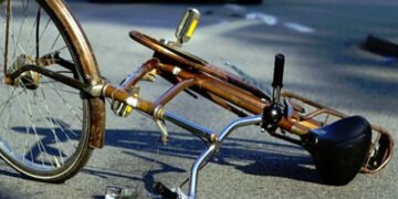 Шофьор на камион блъсна колоездач и избяга