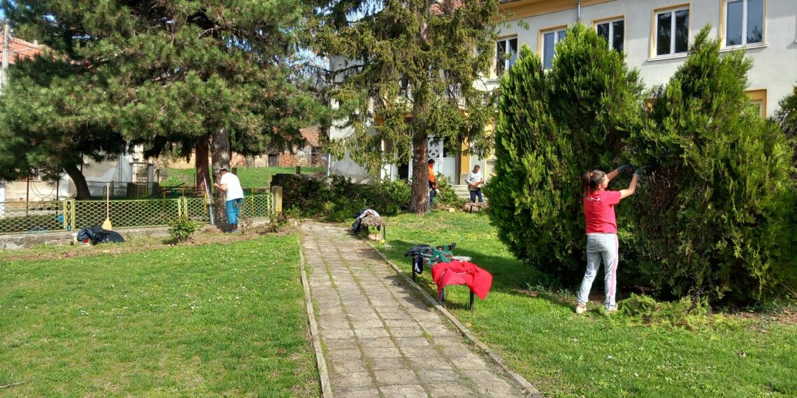 За Хирево с любов или как млади и стари почистиха селото си