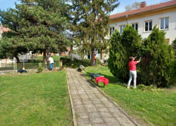 За Хирево с любов или как млади и стари почистиха селото си