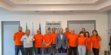 Д-р Иванов връчи идентификационните карти на доброволно формирование за защита при бедствия