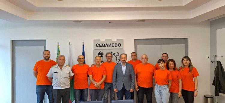 Д-р Иванов връчи идентификационните карти на доброволно формирование за защита при бедствия