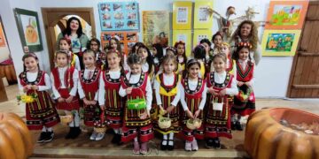 Малки лазарки озариха АВК „Данодолови къщи“