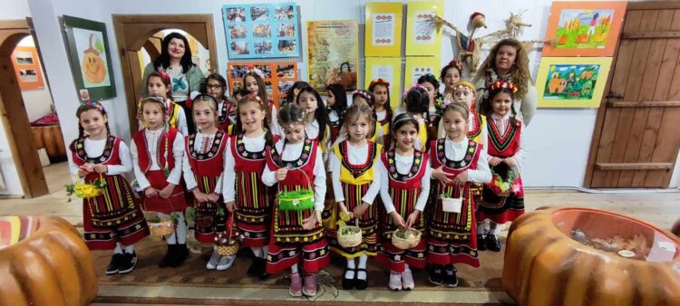 Малки лазарки озариха АВК „Данодолови къщи“