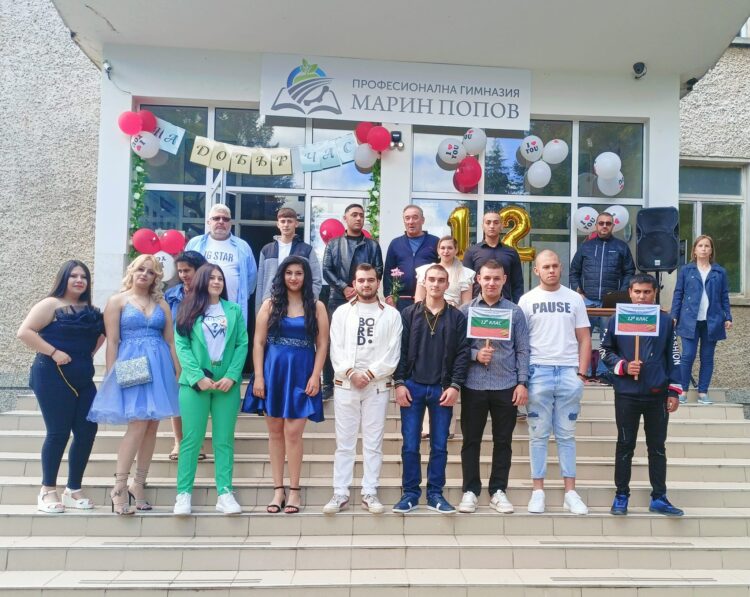Абитуриентите от ПГ  “Марин Попов” казаха “Довиждане” на своето училище