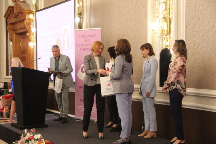 Рени Ковачева – с награда от конкурса “Учител на годината”