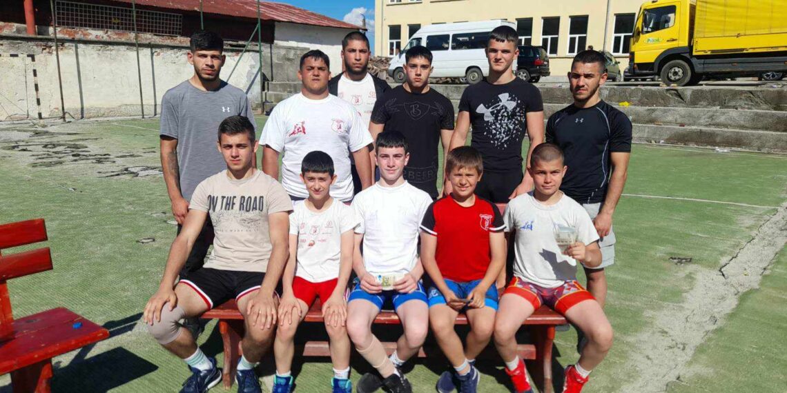 Борците ни обраха медалите в турнир в Галата