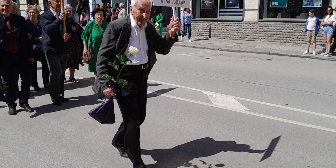 Един затрогващ миг от габровското шествие за 24 май обиколи агенциите