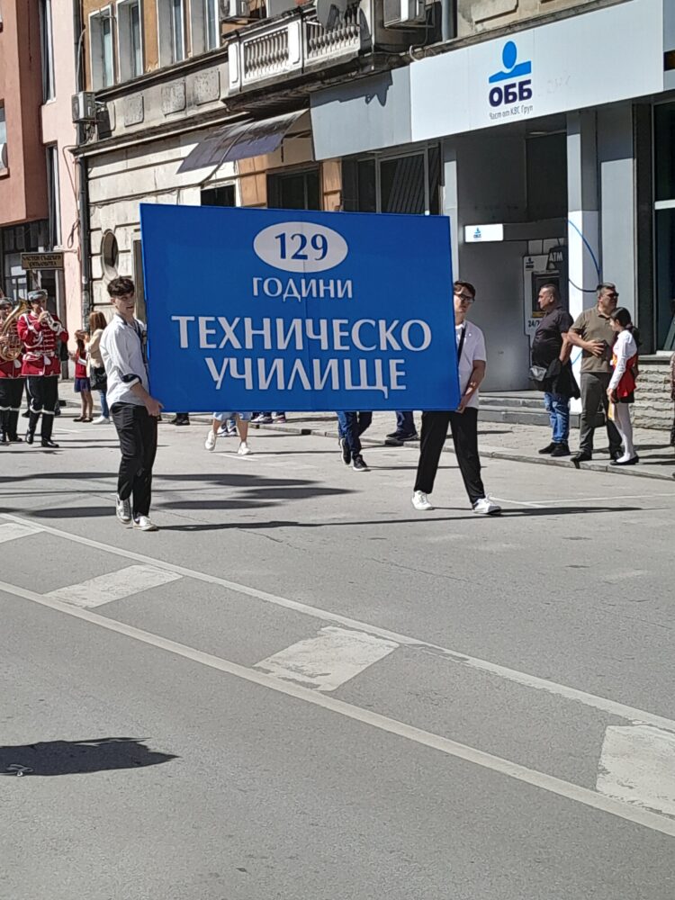 Един затрогващ миг от габровското шествие за 24 май обиколи агенциите