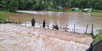 Интензивен дъжд наводни къщи и дворове в батошевската махала Дипа