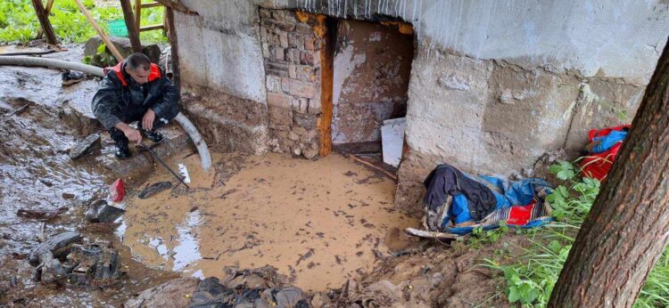 Интензивен дъжд наводни къщи и дворове в батошевската махала Дипа