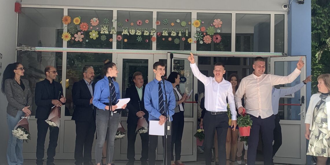 ПГМЕТ “Ген. Иван Бъчваров” тържествено изпрати абитуриентите си