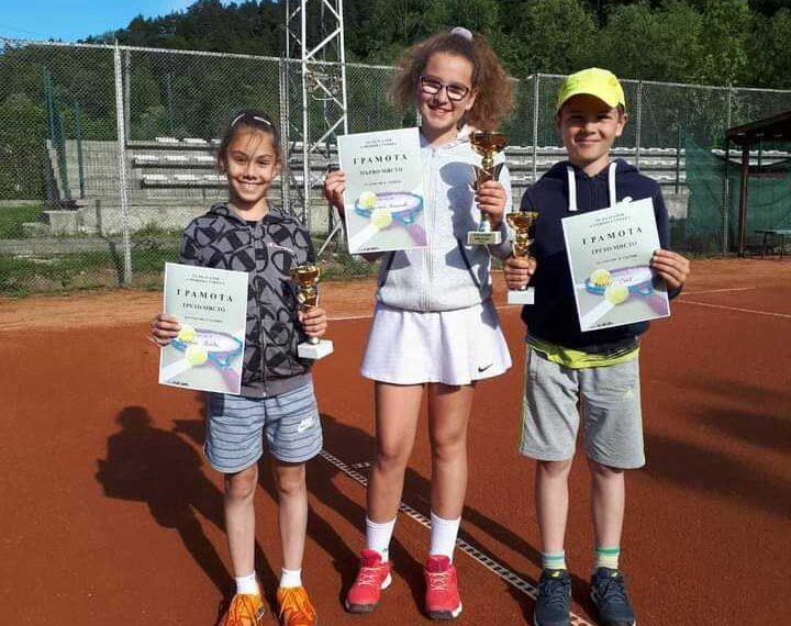 Отличия в тениса от турнир в Трявна
