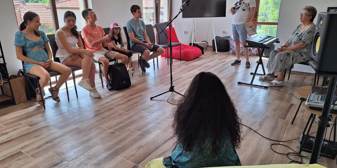 Майсторски клас за вокалисти по поп музика събра малки и големи музикални таланти в Младен