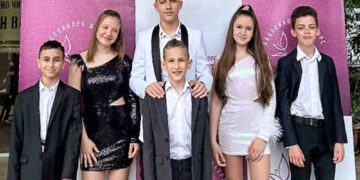 ВФ „Upstream Voices“ с награди от конкурса за популярна песен „Петнадесет лалета“