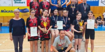 И двата ни отбора с медали от домакинските финали по бадминтон