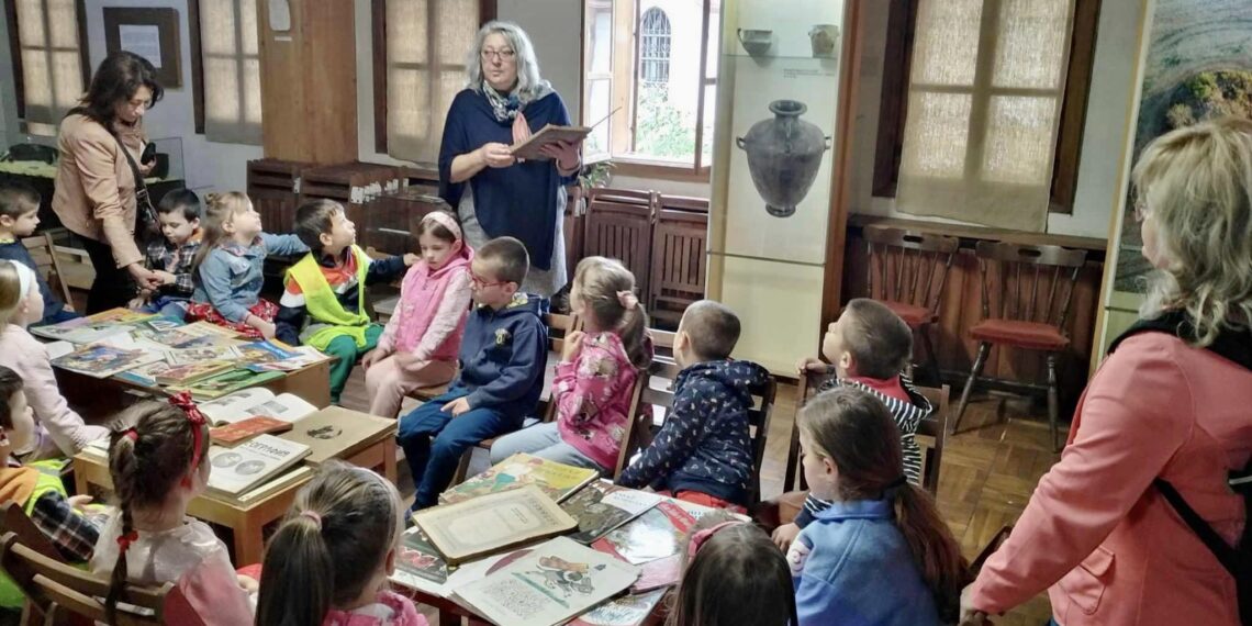 Учебници и книжки от по-миналия век разлистиха малчугани от ДГ “Радост”