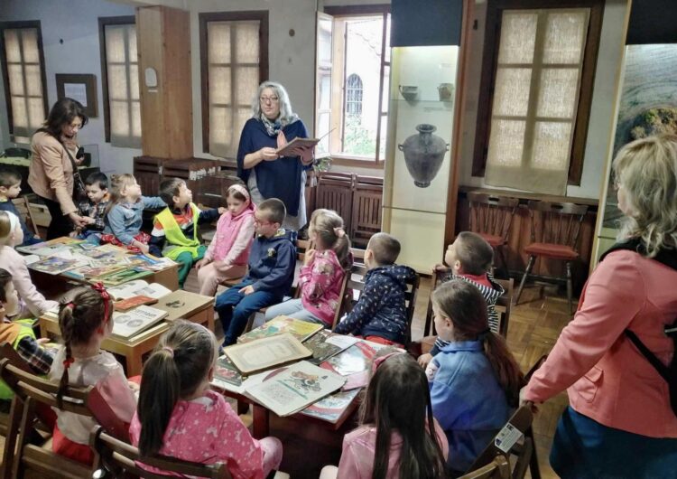 Учебници и книжки от по-миналия век разлистиха малчугани от ДГ “Радост”