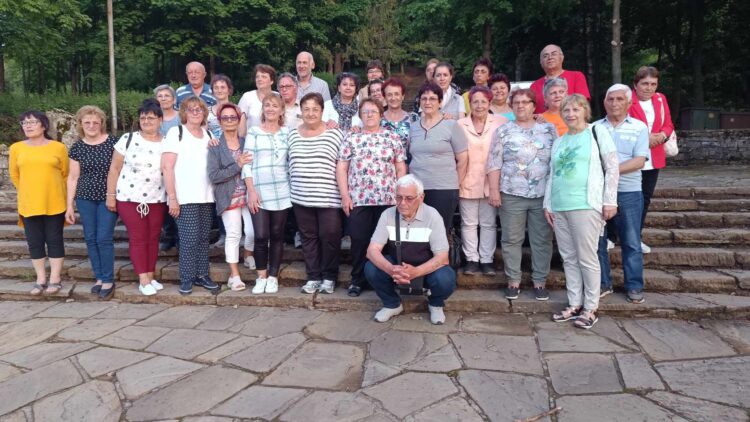 Възрастните хора от ПК “Надежда” с поклон пред Ботев и четата му