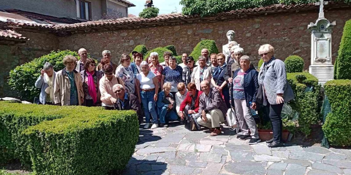 Пенсионерите от клуб “Васил Левски” посетиха Панагюрище