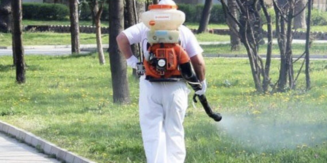 Обработват тревните площи срещу бълхи и кърлежи