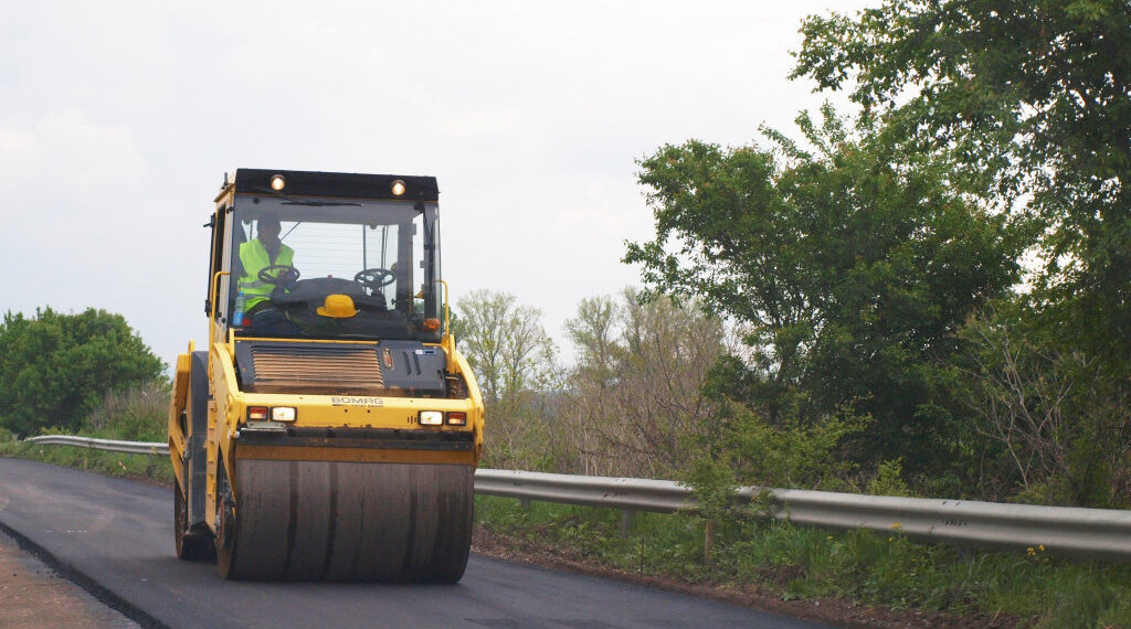 За над 40 млн. лв. АПИ ще ремонтира пътища в областта