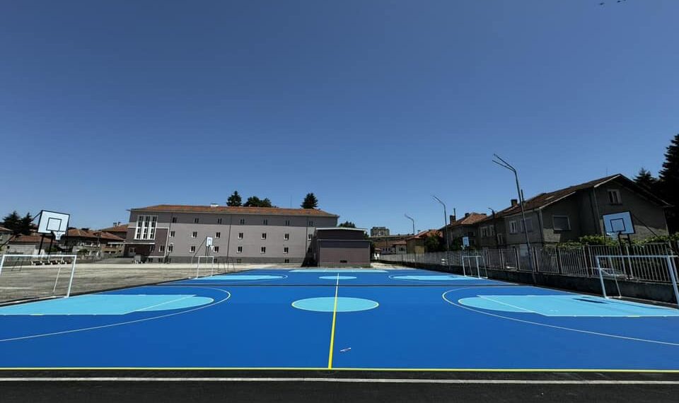 На модерна спортна площадка ще играят учениците от ОУ “Ст. Пешев”