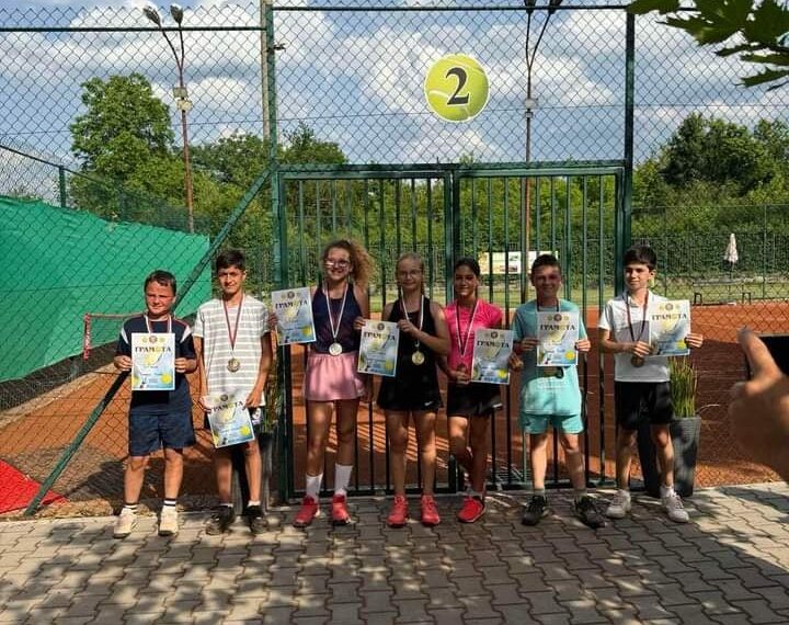 Първи медалисти на новия тенис корт