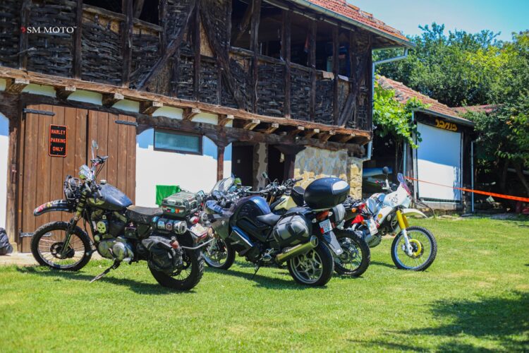 Инструктор от САЩ обучава мотористи как да оказват първа помощ