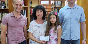 Пощенска марка с лика на д-р Петър Берон дариха на Градската библиотека