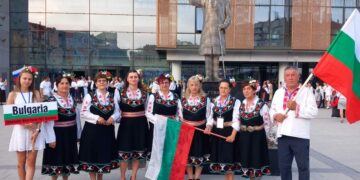 Певиците от НЧ  “Отец Паисий -1922” с. Богатово вдигнаха на хоро публиката на фестивала в Чанаккале