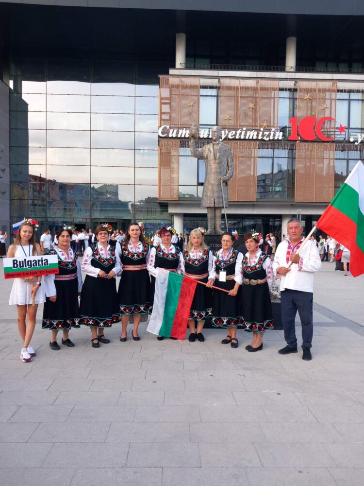 Певиците от НЧ  “Отец Паисий -1922” с. Богатово вдигнаха на хоро публиката на фестивала в Чанаккале