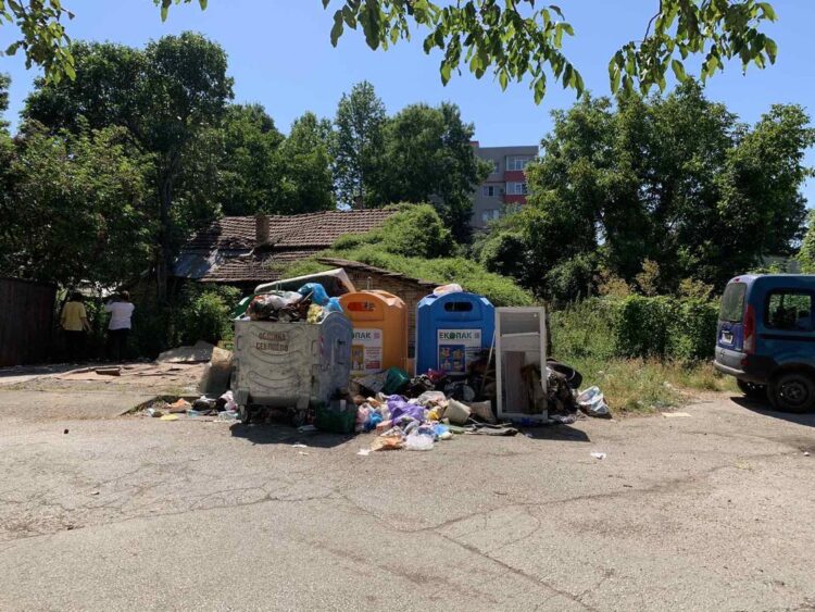 Граждани: Ще махнем гаражите, а знаете ли какво се вижда зад тях? Елате и вижте!