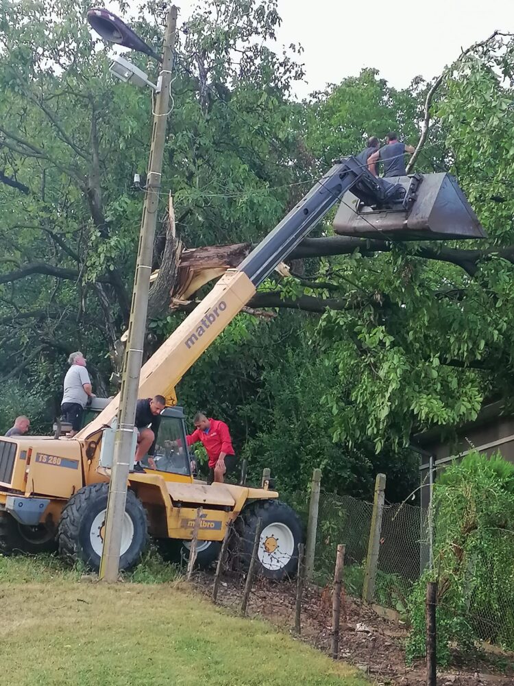 Беше страшно! За 10 минути бурята отнесе покриви, изкорени дървета, затрупа пътища
